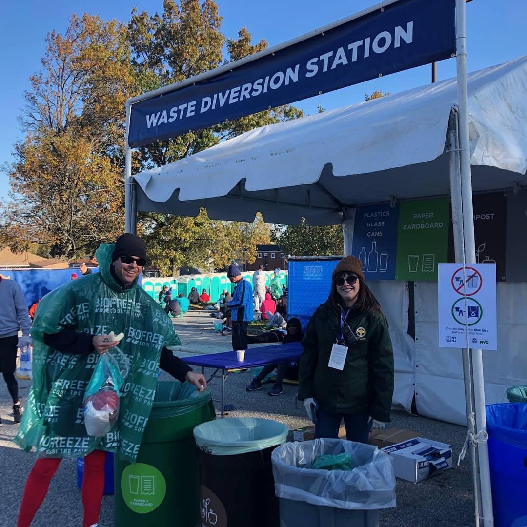 NYCzerowaste's tweet image. Congrats to today&apos;s @nycmarathon runners and thank you for helping us keep waste out of landfills! Your discarded clothing will go to @goodwillnynj &amp;amp; your banana peels will make compost for NYC.  #makecompostnottrash #nyrr #newyorkmarathon #bigapplecompost  #NYC #tcsnycmarathon