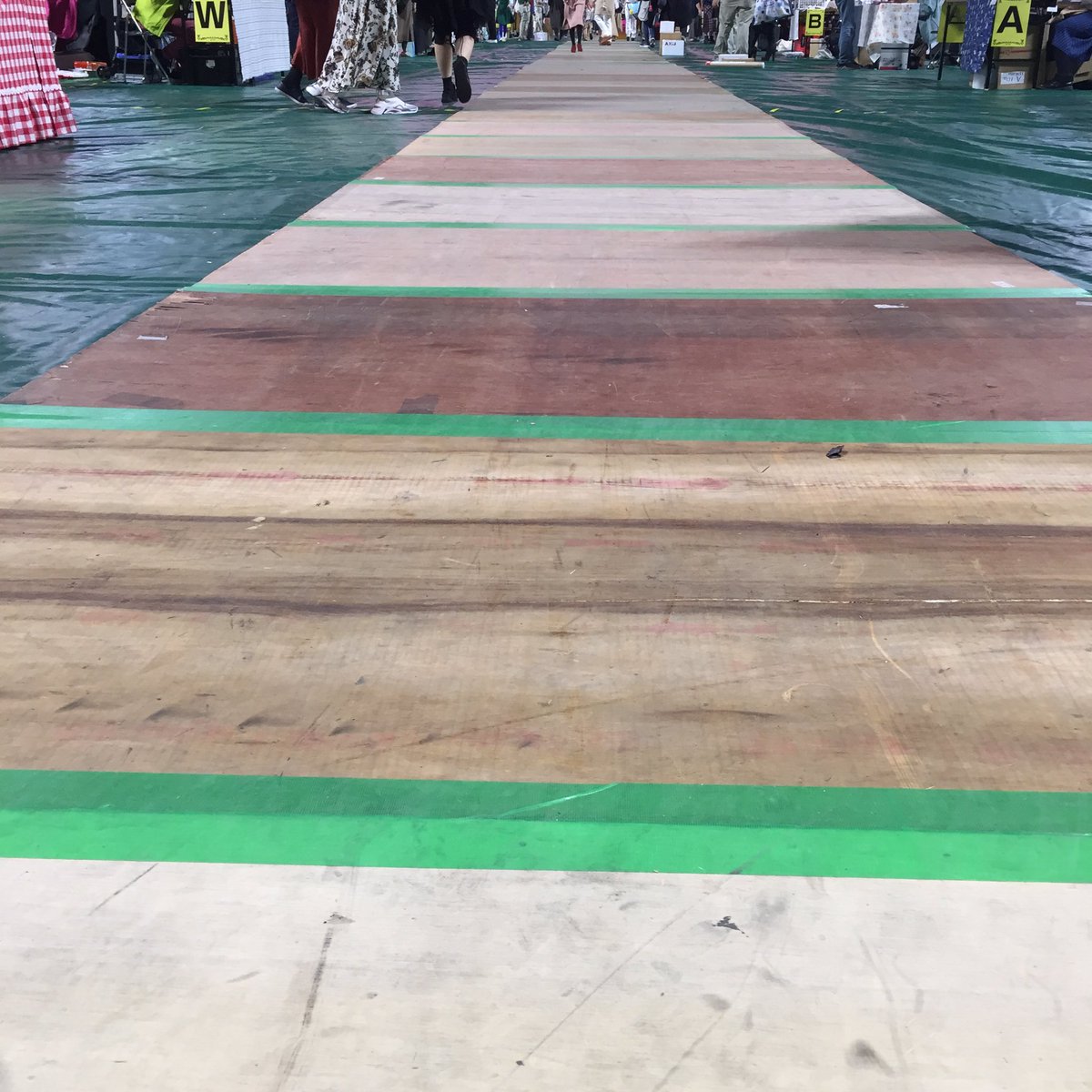 赤ブーブー通信社 一般入場開始分前 45分にヤマト運輸が通路の荷物回収 50分にはサークルゲートを閉鎖します