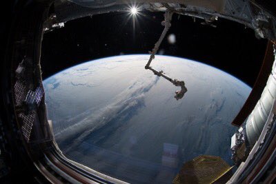 micadsp_'s tweet photo. “Nossas atitudes, nossa pretensa importância de que temos uma posição privilegiada no Universo, tudo isso é posto em dúvida por esse ponto de luz pálido. O nosso planeta é um pontinho solitário na grande escuridão cósmica circundante.” @Astronomiaum #DiadoEspaco https://t.co/PMTvkLlCir