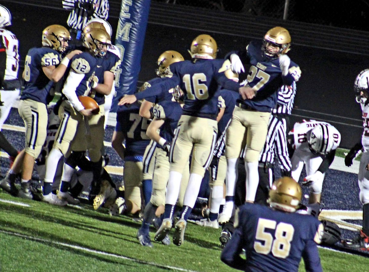 _dls7777's tweet photo. @lemont_football The excitement of this LHS varsity football team is contagious! The celebration on and off the field continues! #round2ready
#GoLemont
#keepitgoing https://t.co/YREXgdDe2E
