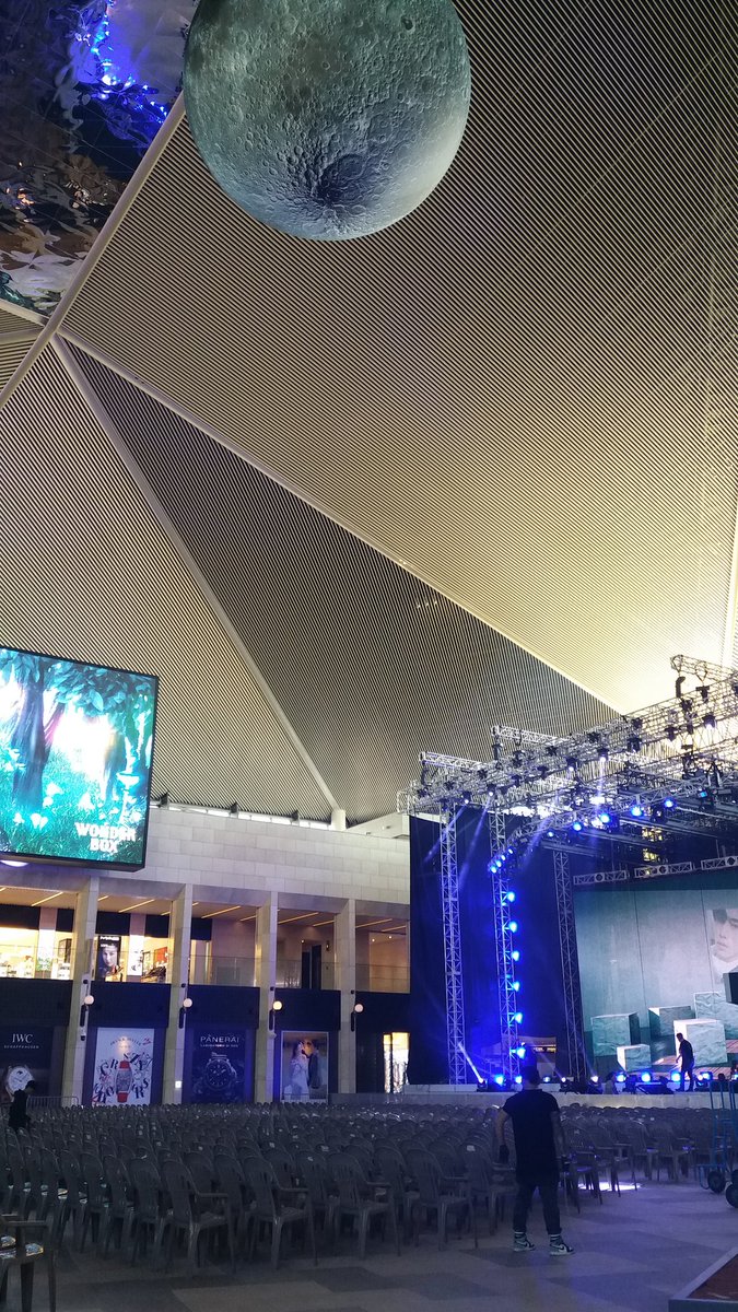 muay100's tweet photo. ใครอยู่โซลวันนี้ แวะมาเลย เป็นเวทีเปิดอยู่กลางห้างเลยอ่ะ ยืนดูรอบๆ ยืนบนชั้นสองก็ได้
#GOT7  #갓세븐  @GOT7Official  #GOT7_CallMyName  #GOT7_니가부르는나의이름 #GOT7_YouCallingMyName https://t.co/sF6YYawZ1Q