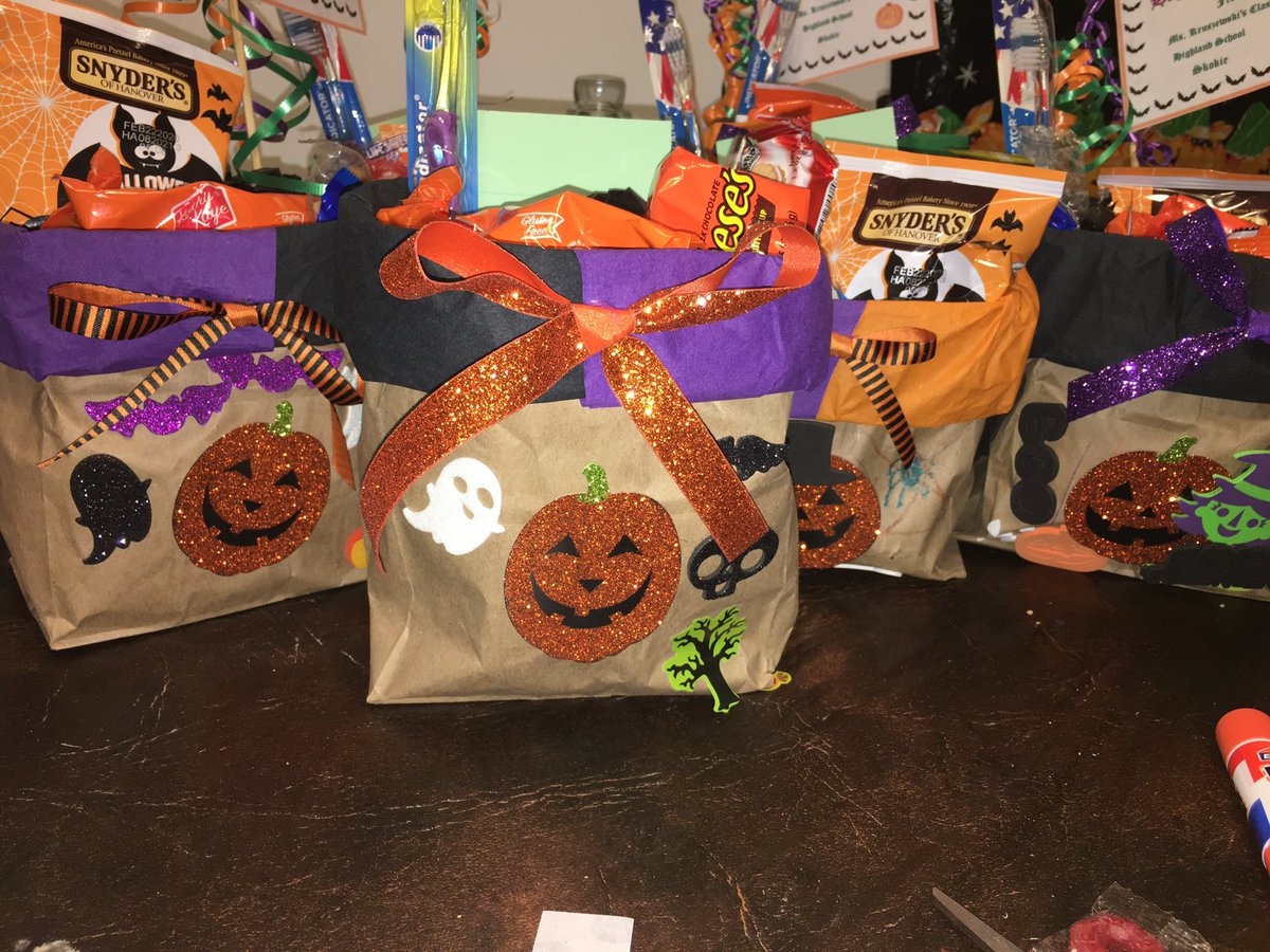 RobertaKruszew2's tweet photo. Highland showing empathy by making Trick or Treat bags with our 5th grade friends for Niles Rehabilitation and Nursing Home! #NTDSEmpowers @NTDSE #empathy https://t.co/mTRrBJS79z
