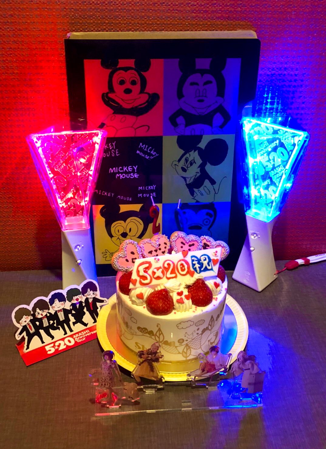 うめこさん ちょっとおはよう いつもの関西4人組で あらし歳のお誕生日会してきました ケーキにはプレートに自分たちで メッセージ書き込んだり 推しグッズ持ち込んだり ハワイのお山楽しんだり 全員絵描きさんなのに 全然みんなで絵描かない 笑
