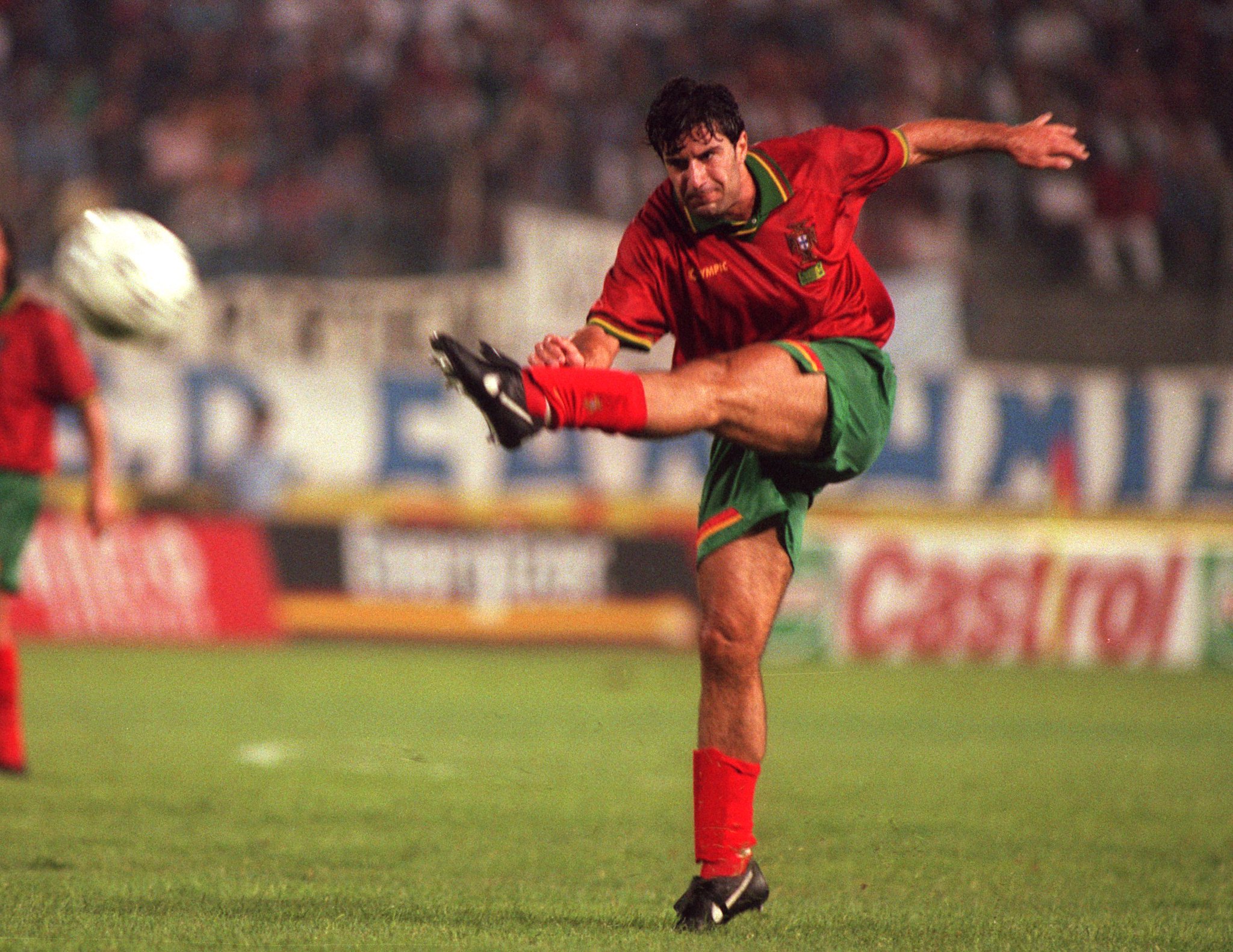 Happy Birthday to Luis Figo, who turns 47 today! 

A true legend of the game 