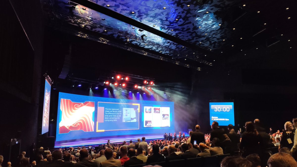 SvenLitke's tweet photo. Packed to capacity: Keynote on 'Leadership in a Digital Society' at #GartnerSYM in Barcelona. https://t.co/eVAd3cyK9z