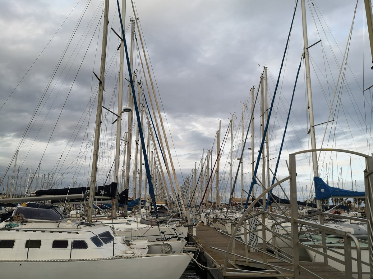 Ooohhhhmmm, #Yoga im #Wohnmobil, oooohhhmm, weil es  regnet. Ooooh, #Kaffee ist fertig (Yoga erledigt) 😜.