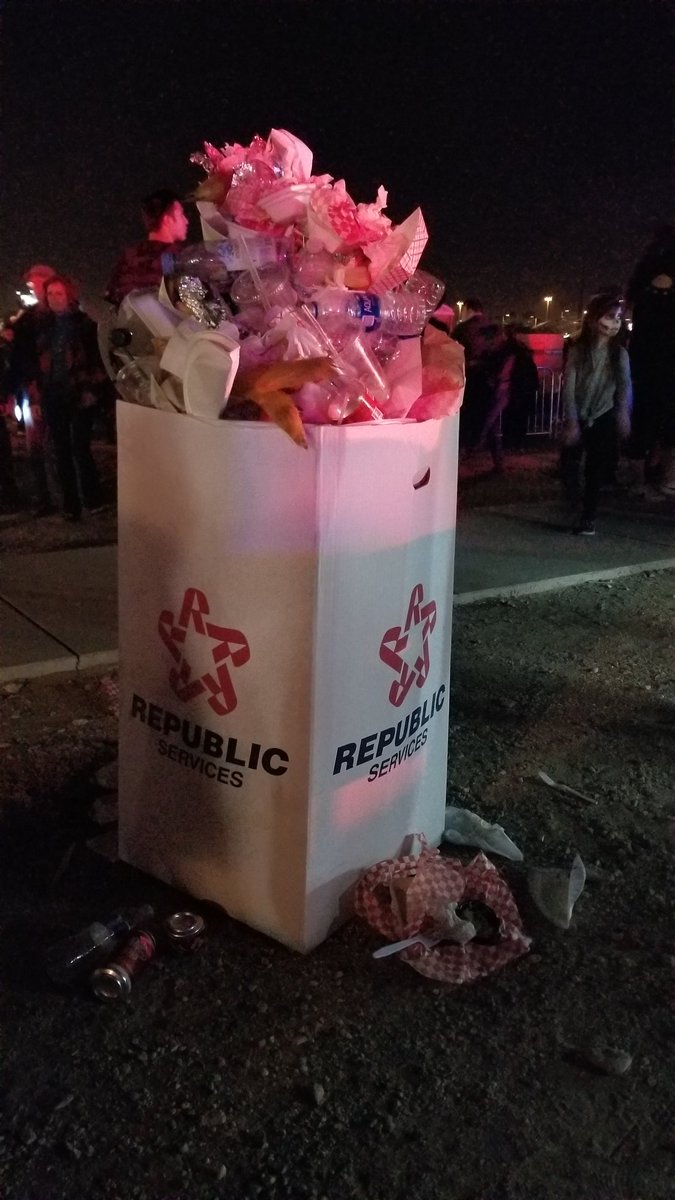 Mandy_Loader's tweet image. Volunteer crews will meet Monday morning at 10 a.m. to clean up the event site, according to @TucsonAllSouls. Clean-up efforts welcome any volunteer help. #AllSoulsProcession #AllSoulsTucson #UAJOUR506