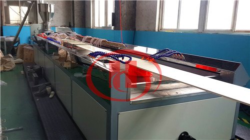 tongsanmachine's tweet image. PVC WPC wall panel production line
1,65/132 conical double screw extruder
2,high output: 200-240kg/h
3,600mm width panel #wpcWallPanelProductionLine #pvcWallPanelMachine #wpcProfileExtrusionMachine #wpcDoorPanelMachine #pvcPanelMakingMachine