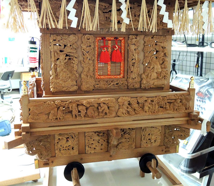 sikajin's tweet photo. 彫刻は天井裏の花鳥まで忠実に作られています。
2011年から仕事の合間にコツコツと製作され、
現在はハンマを製作中。 https://t.co/u88LCIBriv