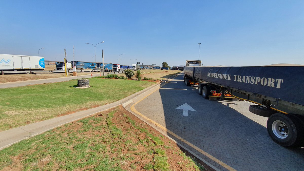 antonpretorius's tweet image. 35min delay at Heidelberg weighbridge Durban bound because I drive an empty 3.5T panelvan. These guys are delaying the SA Economy just because they can. And no one is doing anything about it.