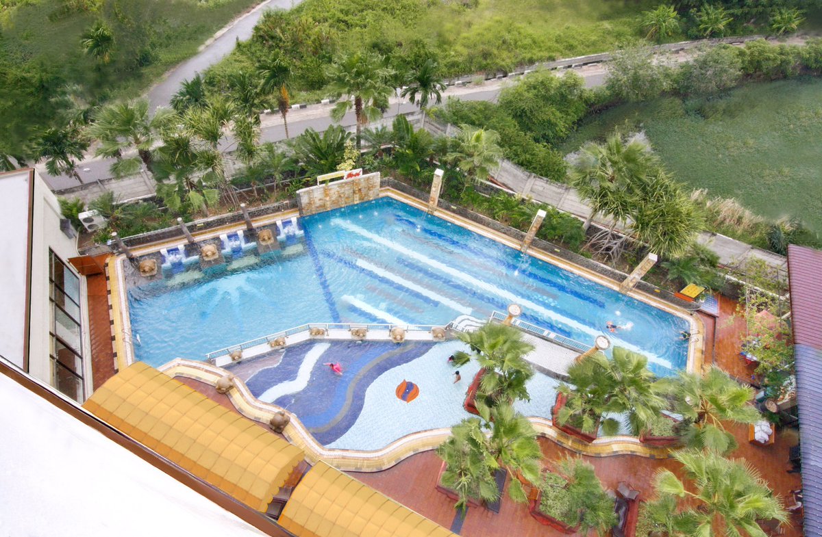 hermesaceh's tweet image. Swimming Pool Hermes Palace Hotel, kolam renang ini dirancang untuk dewasa dan anak anak, Abadikan momen seru ini di kamera Anda #stay #swimmingpool #hermespalacehoetl #bencooleninternational