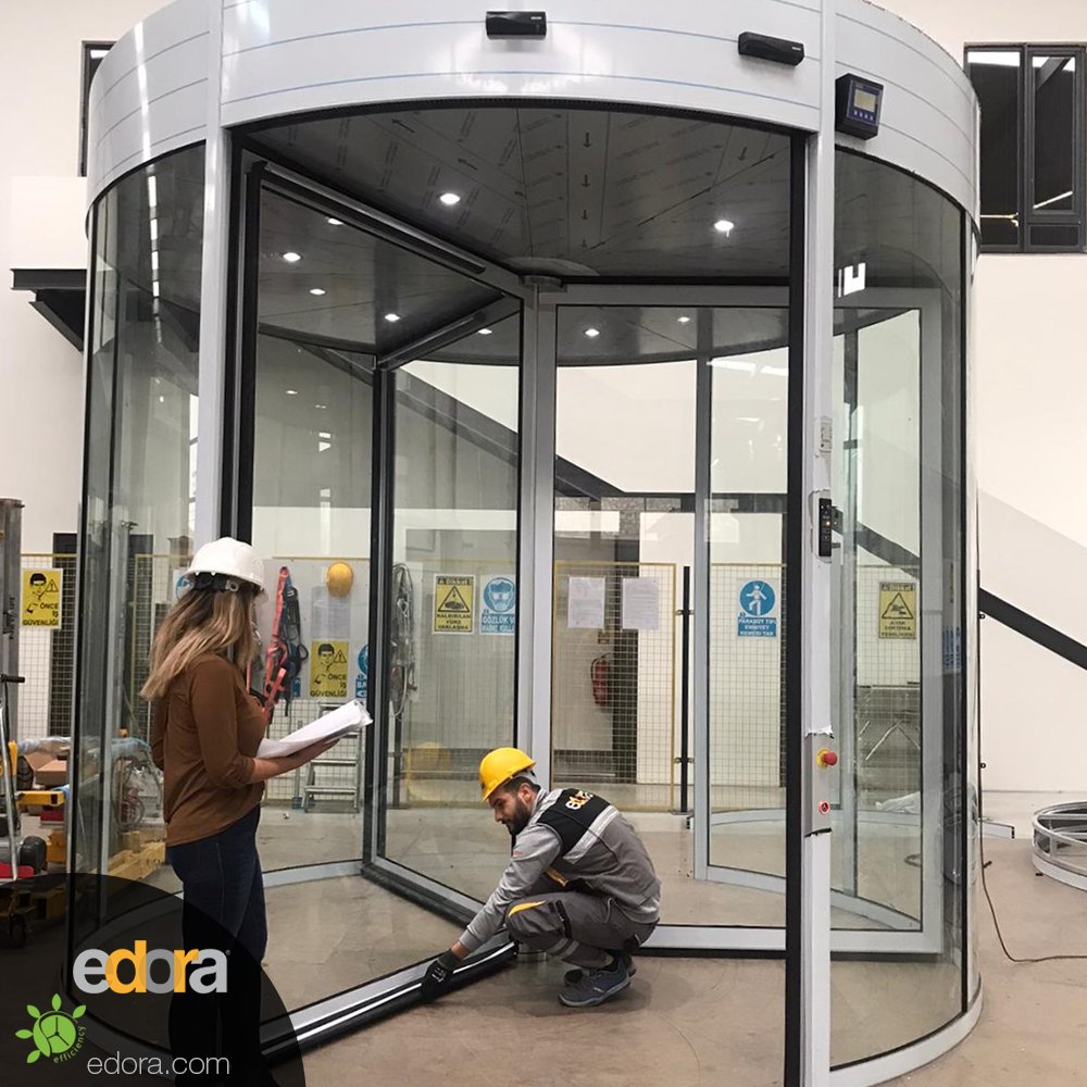 Quality control tests of 3800 mm diameter and 3500 mm height ED100 automatic revolving door model have been completed.
3800 mm çapında, 3500 mm yükseklikte ED100 otomatik döner kapı modelinin kalite kontrol testleri tamamlanmıştır.
#edora #revolvingdoor #automaticdoor
