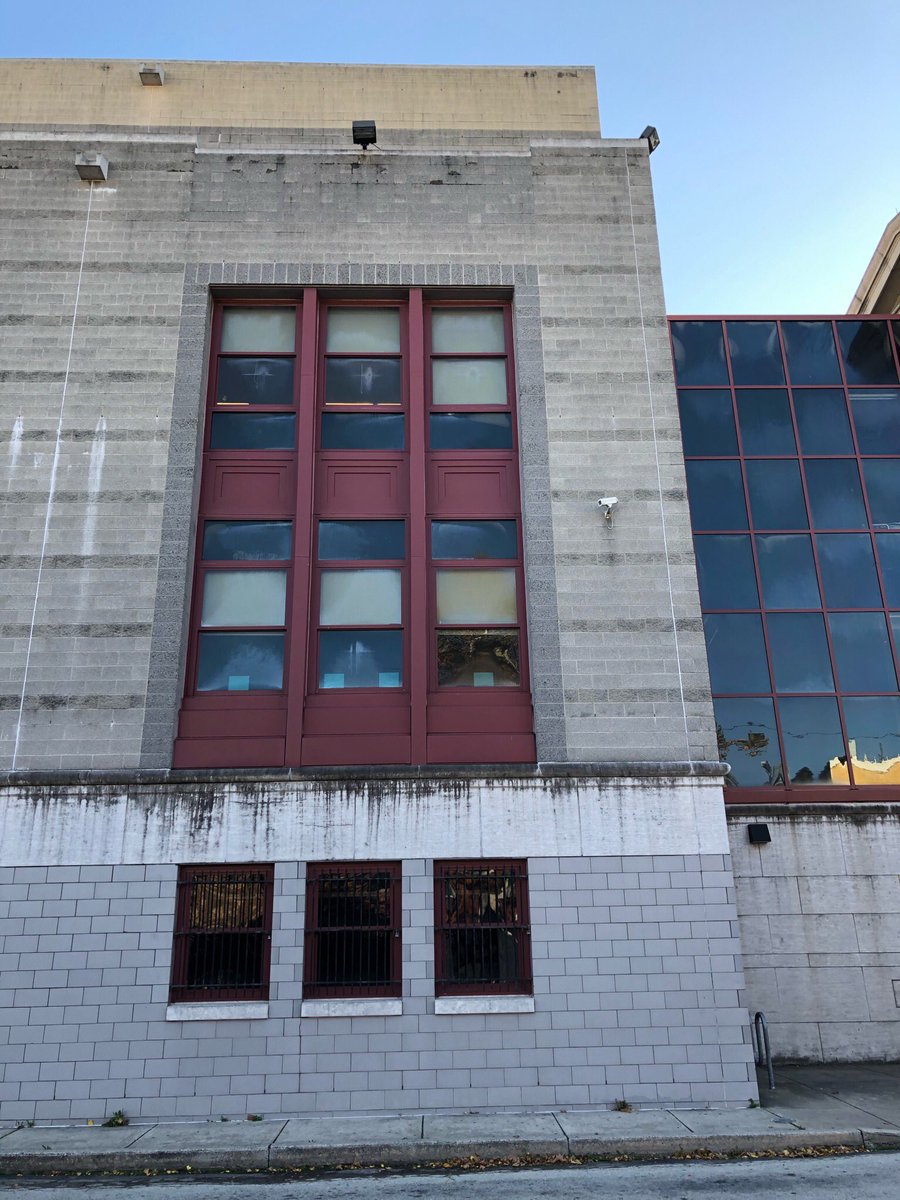 artdecoarch's tweet photo. The very fine, neoclassical HS for the Performing Arts (Philadelphia) has an extension on the back that I think is intended to be Deco... but ugh, that cinderblock completely ruins it. #philadelphia #southphilly #southphiladelphia #ardeco #architecture #archoops https://t.co/NK2E1RoFCw
