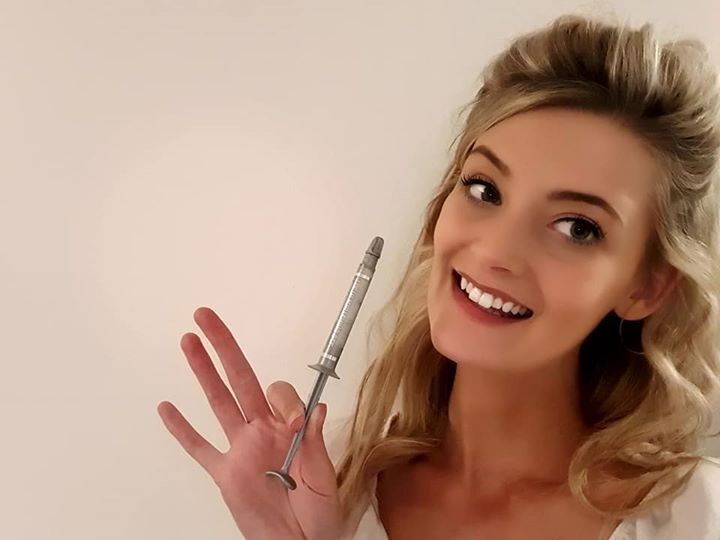 Chard_Dentist's tweet photo. 🦷 Happy Sunday! 🦷

Introducing our amazing take home professional teeth whitening kit at SpaDental Chard!

After just 2 weeks you could have a change of up to 7.8 shades with results lasting 12-24 months! 

Contact us now to book a consultation! 🦷

01460 61671 https://t.co/6plJivrRky