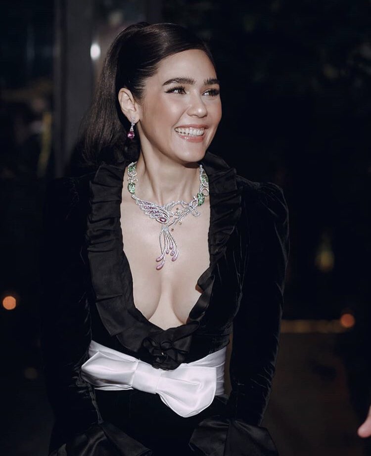 UnderbedDara's tweet photo. ช่วงเปิดอกเปิดใจ บาย อารยา

ใครนะช่างเม้าท์ว่าแม่หน้าอกหย่อน แต่แม่ชมก็ด้อทแคร์ ลงรูปเปิดอกเปิดใจรัวมาก แม่บอกทำตามโจทย์ที่ได้ 

“อยากให้คนมองเพชร เราเคลียร์พื้นที่ให้เพชร ก็ไม่รู้สิแต่ถ้าเราไม่มั่นใจ...เราก็คงไม่ทำ”  เริ่ดดดด 5555 

มองเพชรหรือมองอะไรพูดดดด55555 
#ใต้เตียงดารา https://t.co/OqNth0iVnC