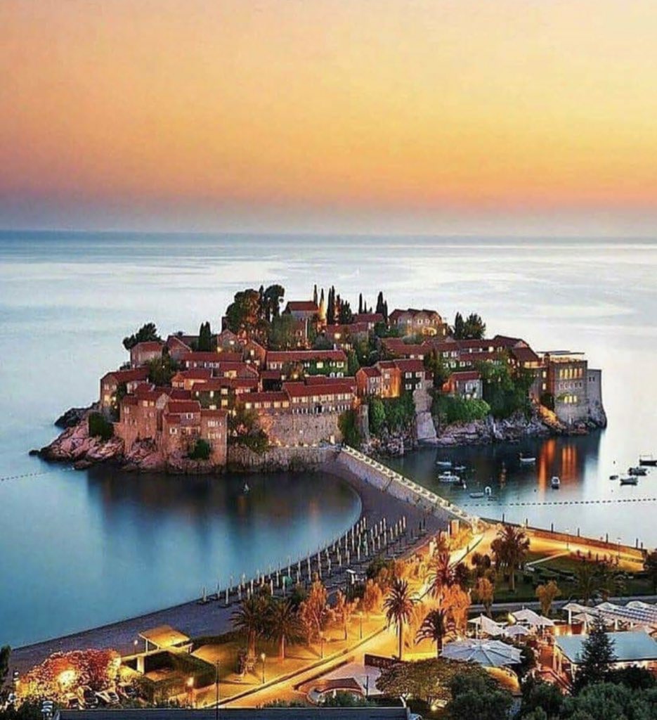 مونتينيغرو الجميلة 🌄😍 #halatrip #fortravellersbytravellers #السعودية #السفر #travelling #travelphotography #igtravel #darlingescapes #traveldiary #wanderlust #وناسة #lifeofadventure #openmyworld #المسافرون_العرب#worldcaptures #travelawesome 

#montenengro #مونتينيغرو