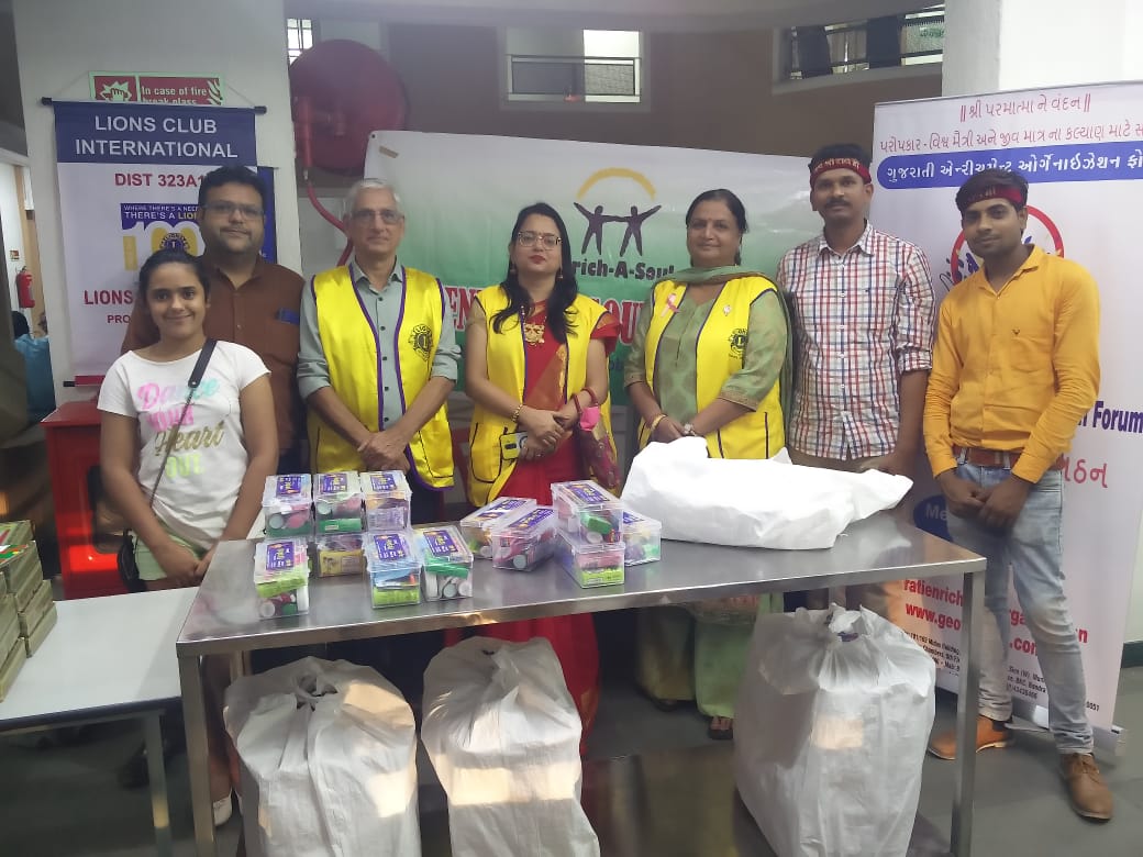 25 Oct, Mumbai: Shri Radhe Maa Charitable Trust #celebratesdiwali by sharing #sweets and #healthkit with #cancerpatients at Dr. Ernest Borges Memorial Home, Bandra East, Mumbai.
Ernest Borges Memorial House is Affiliated with TATA Memorial Hospital

#ShriRadheMaa #OceanOfKindness