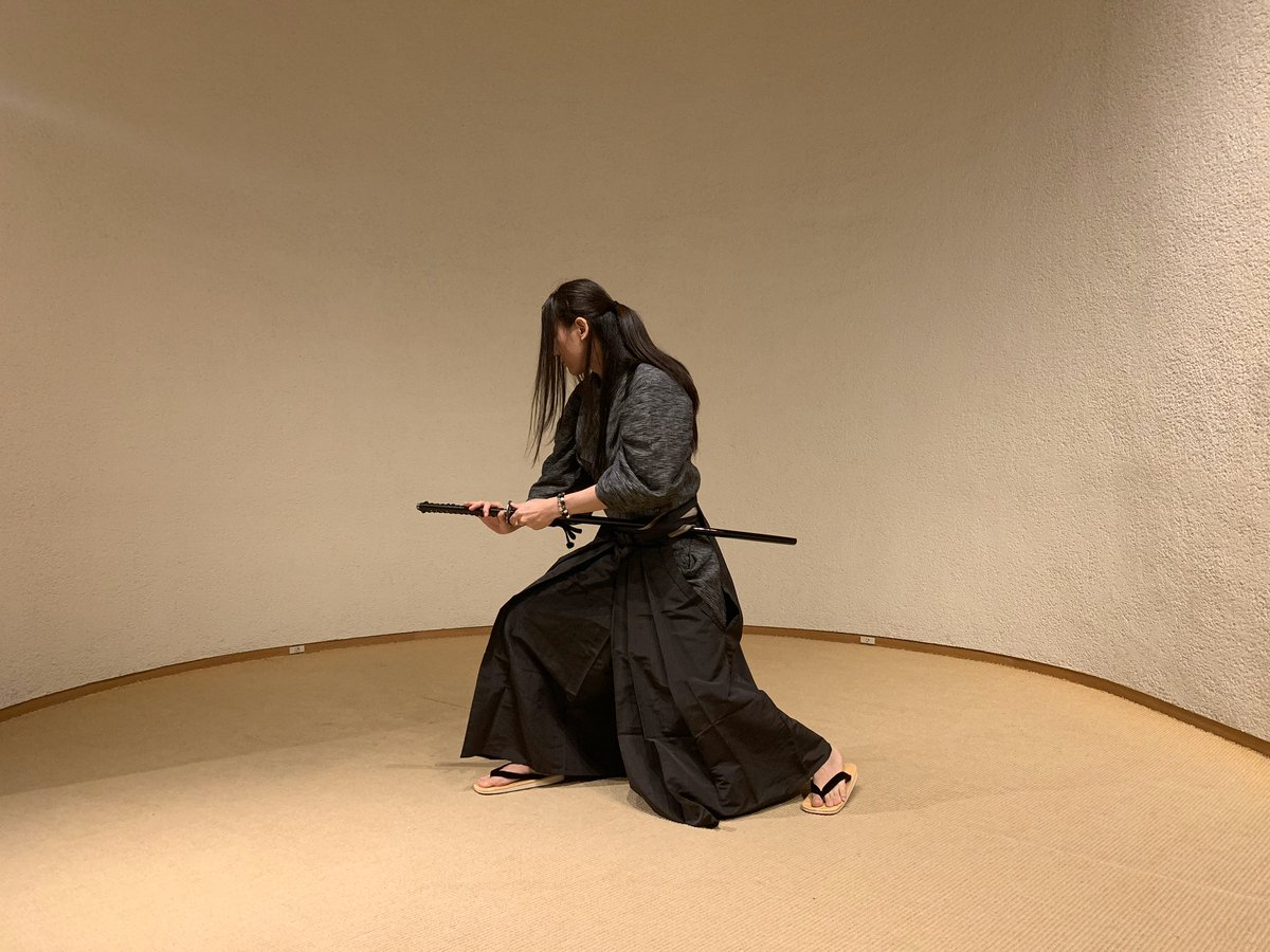 京都の宏武さん ほぼ毎日更新シリーズ 番外編 着流しでの正眼 着流しは浪人とか用心棒とかの役が多いため 腕がたつイメージ 足をあまり開かず 腰をあまり落とさないのが達人に見えるコツ 一説には着流しは遊女のヒモ 遊郭の用心棒 が女物の着物を 京都の宏武さん ほぼ毎日更新シリーズ 番外編 着流しでの正眼 着流しは浪人とか用心棒とかの役が多いため 腕がたつイメージ 足をあまり開かず 腰をあまり落とさないのが達人に見えるコツ 一説には着流しは遊女のヒモ 遊郭の用心棒 が女物の着物を