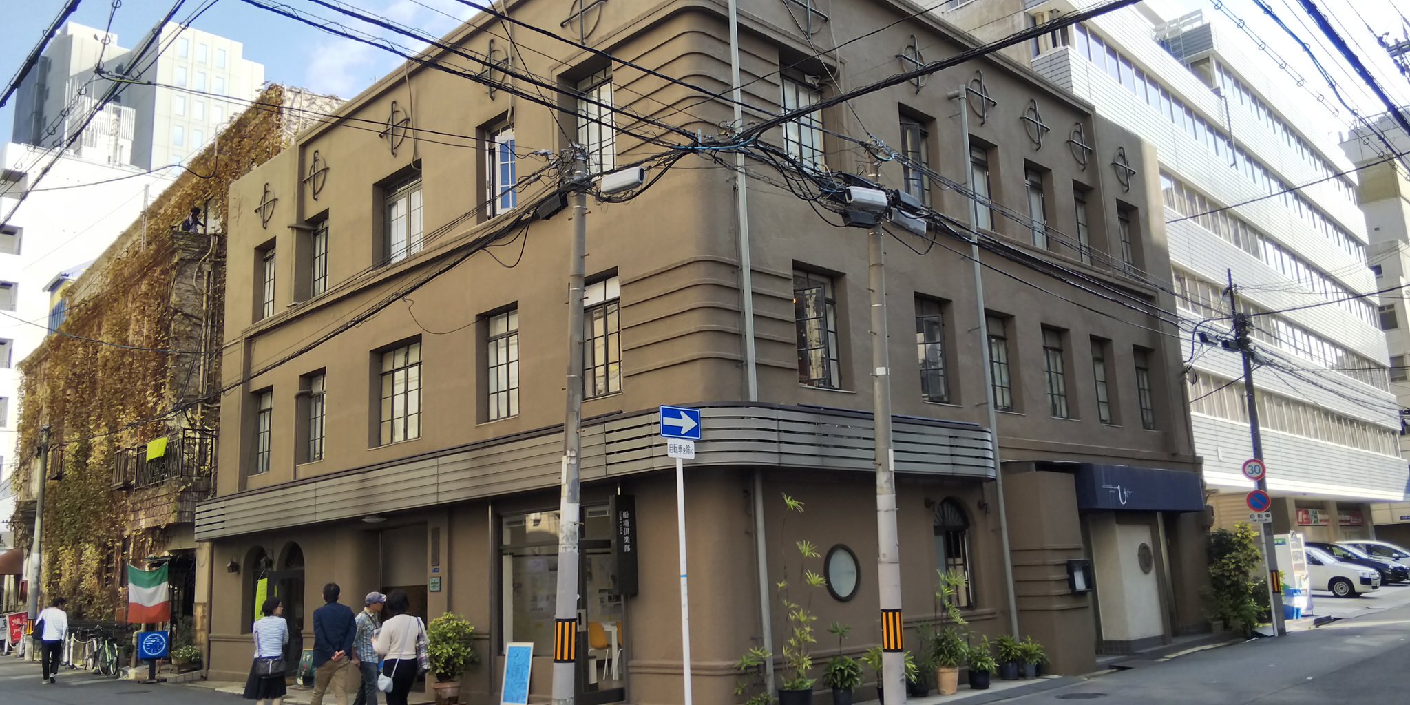 しかのまちあるき 伏見ビル 元々はビジネスホテルでしたが 現在はテナントビルとして運営されています エントランスに飾っている花台は元々オーナーさんの手水鉢を再利用しているとのこと 近代建築 イケフェス大阪19 T Co Cvjjreyar1 Twitter