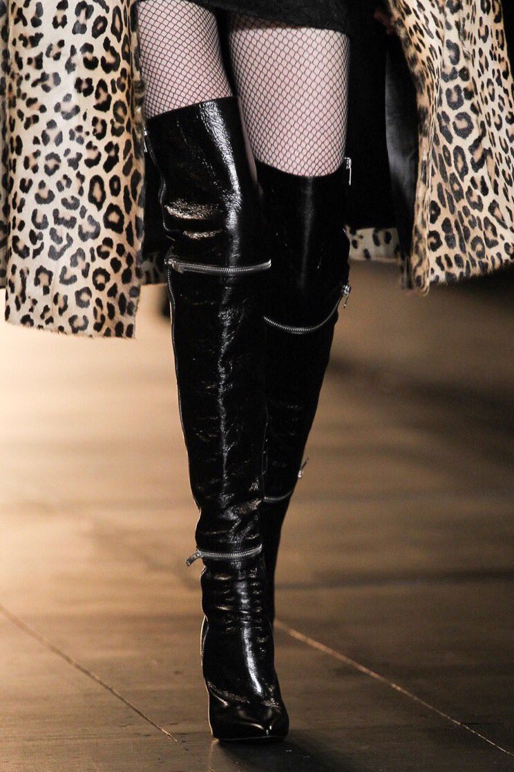 Ботфорты без каблука 2021. Ботфорты в моде. Высокие сапоги. Образ в ботфортах. Ботфорты alexander mcqueen подиум.