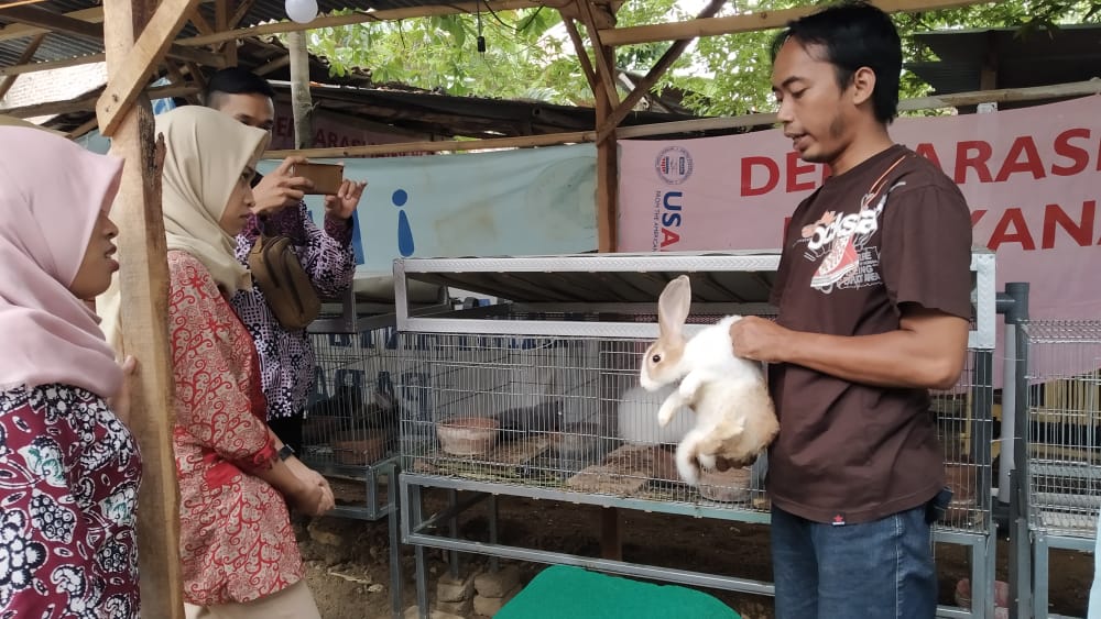 soe_Pacitan's tweet photo. #SekolahAlamPacitan mendapat kesempatan belajar dengan peternak kelinci. Semoga ilmu yang diberikan bermanfaat dan dapat ditularkan kepada anak anak agar semakin cinta binatang. Terimakasih bapaak.. 🐇🐇 #selamatharipuspadansatwanasional https://t.co/zM3FOWz9fl