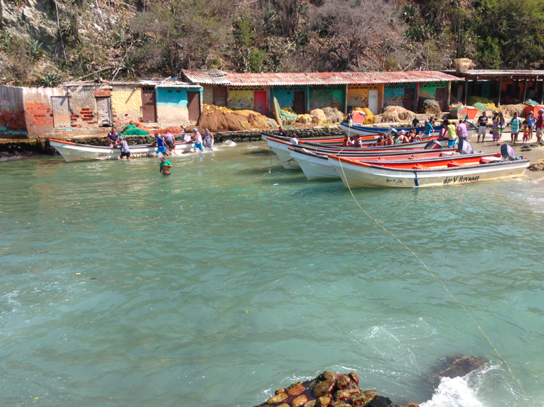 CacaoniLodge's tweet photo. Si se concentran, casi podrán escuchar los sonidos del malecón de Puerto Colombia mientras ven esta foto: las olas, los pescadores, el mercado. ¿Les pasa?
#Choroní https://t.co/QcBrsoetCh