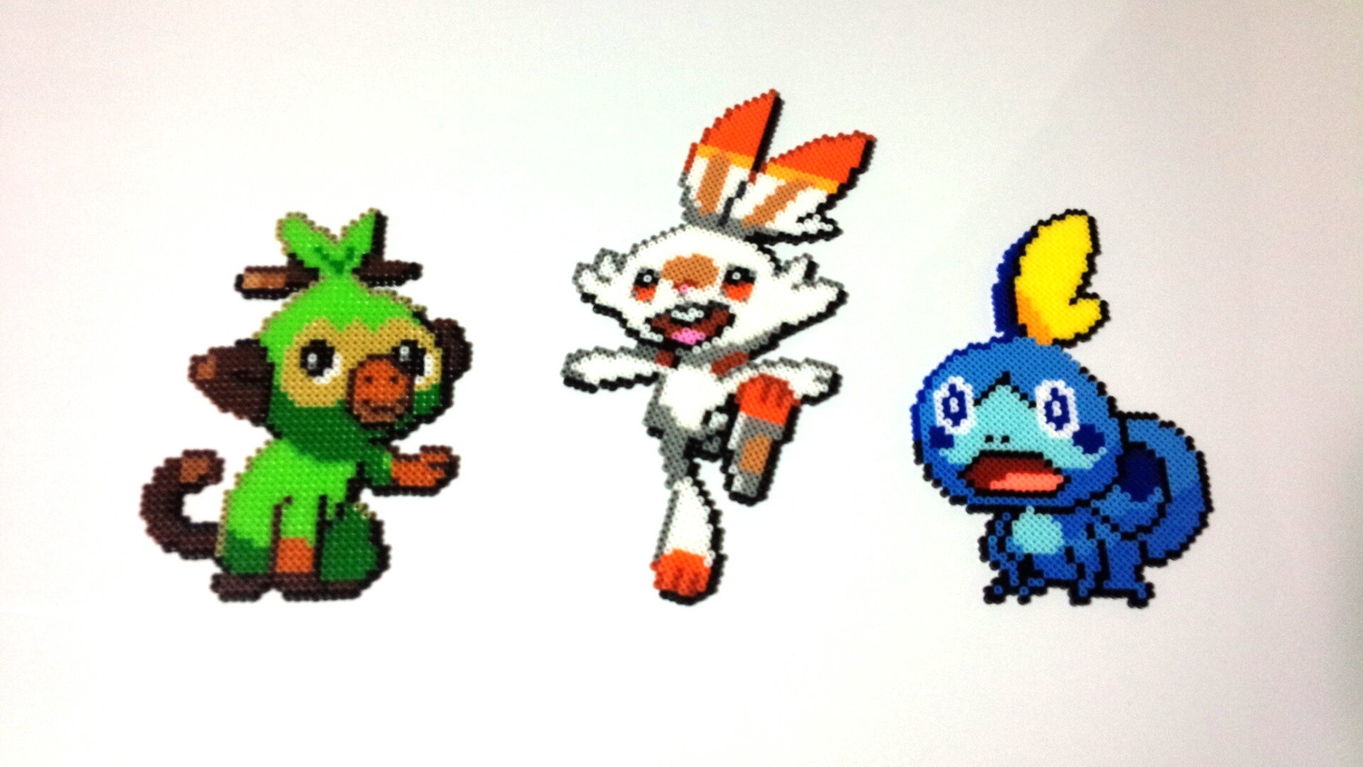 ポケモンアイロンビーズ けい 今日はポケモン剣盾御三家のサルノリ ヒバニー メッソンを作ってみました O いつもみたいに正解がないので作るに苦戦しました A皆さんはどの子を選ぶ予定ですか アイロンビーズ ナノビーズ ミニフューズ