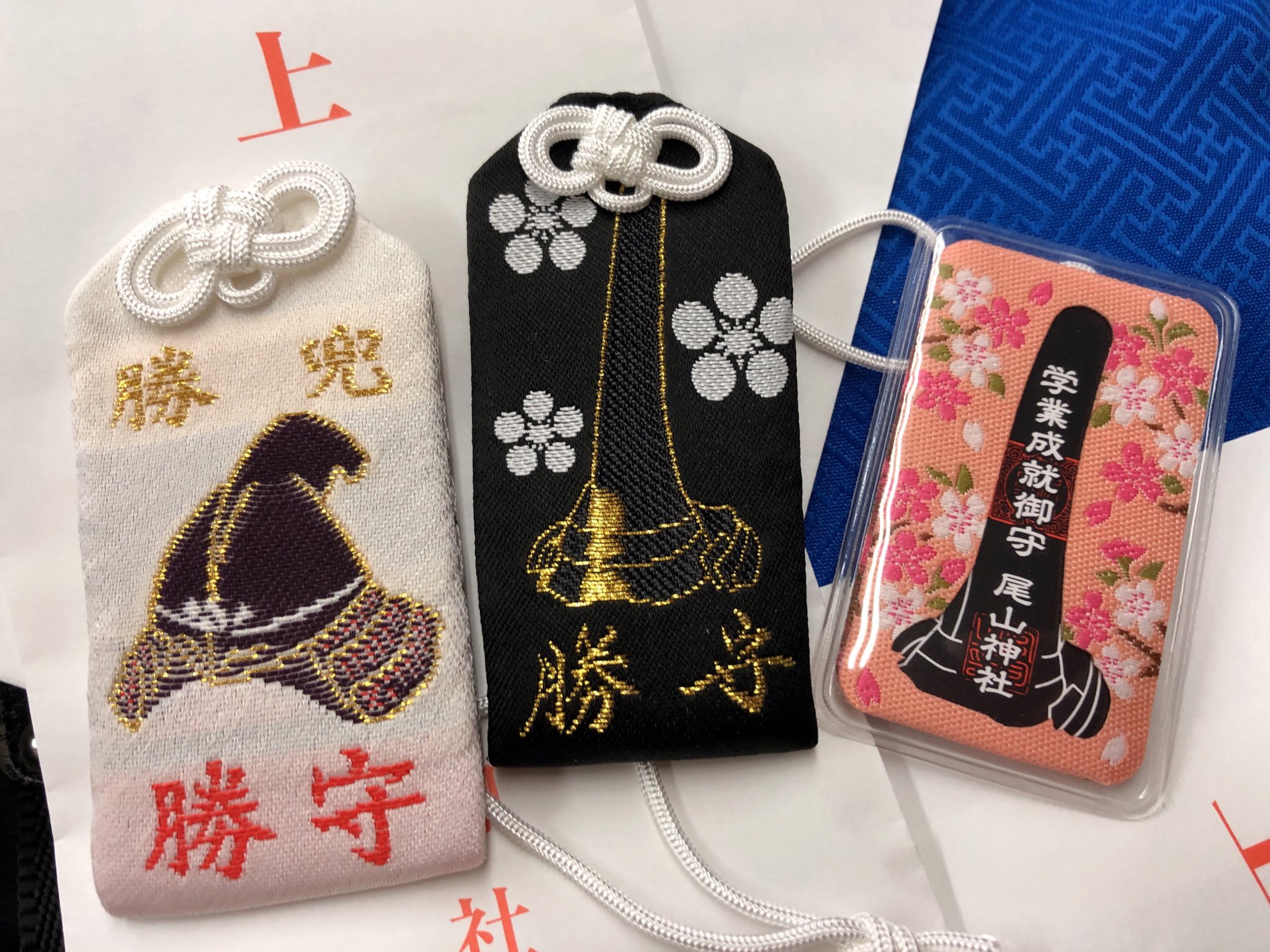 えりんぎ ゴリラ本丸 変わり兜お守りあったので買ってきた いやー これは大勝利ですね ちなみに境内には金鯰尾兜の像もあって 尾山神社めちゃくちゃ兜推しやんけってニッコリしてしまった 来た甲斐がありましたね T Co 6kwa1svcb5 Twitter
