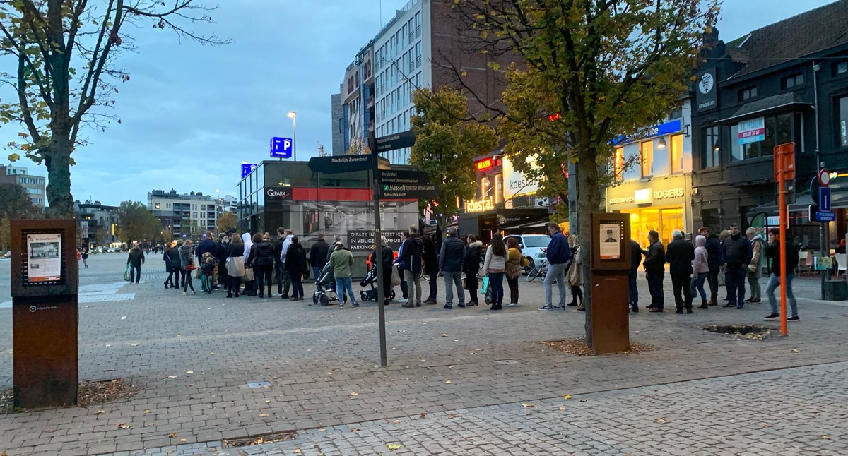 Gezien in Hasselt dit weekend, stevige wachtrij aan de Q-Park kassa. Met KBC Mobile kan je dit eenvoudig voorkomen, check kbc.be/particulieren/…