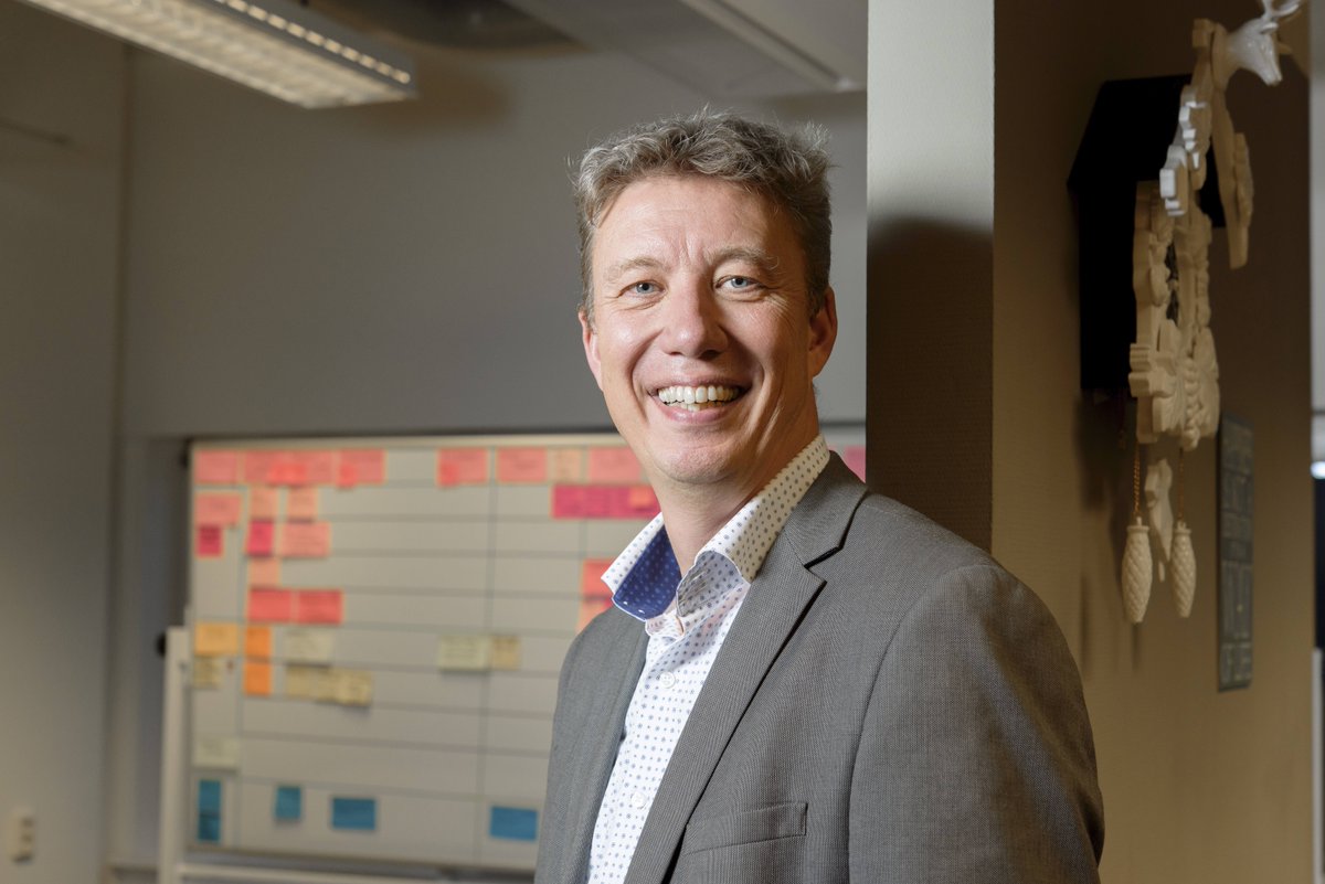 Hoe kan de impact die HR heeft worden vergroot? Joost Sluijs, Directeur HR van <a href="/UTwente/">University of Twente (inactive)</a>, vertelt het in deze podcast. Luister de podcast nu! bit.ly/2PzG6NS #HR #Podcast #HRTop100 <a href="/HRTop100/">HRTop100</a> <a href="/RvdbHR/">Rvdb HR</a>