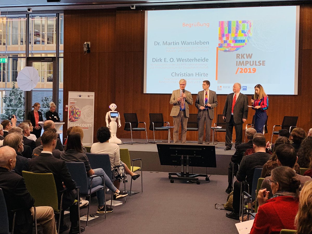 DIHK_News's tweet photo. Mit klugen Ideen und Projekten digitalisieren Azubis ihre Betriebe. DIHK-Chef Martin Wansleben: „Unternehmen brauchen Mitarbeiter, mit denen sie diesen Weg in die Digitalisierung gehen können.“ Deshalb zeichnen wir mit den @RKW_Experten heute die besten #Digiscouts aus. https://t.co/jgWMpTWn6j