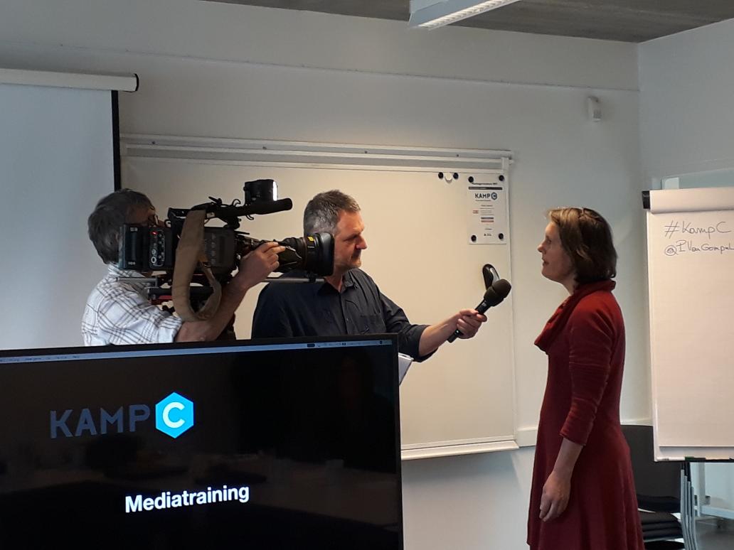 HildeVerhelst's tweet photo. Onze experten van @KampC_be krijgen vandaag mediatraining van @PVanGompel Jet heeft het alvast over burgers die hun zonne energie samen brengen om én duurzamer te zijn én meer geld te laten opbrengen #KampC https://t.co/t5yB4yxRIj