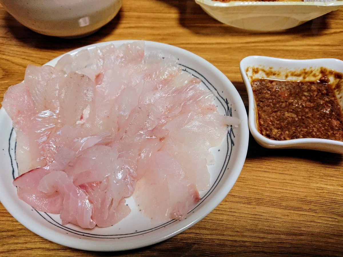 瑠海 今日の晩飯は鯛の刺身とウマズラハギの刺身 ウマズラハギの肝醤油で頂きます 残りのウマズラは唐揚げにしました