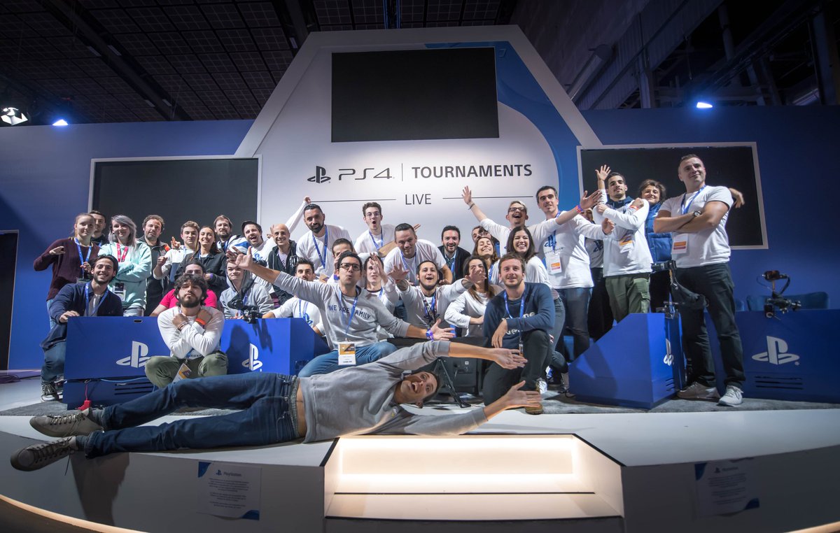 Un moment inoubliable avec la team #PlayStationPGW vivement l'année prochaine 😍 merci beaucoup <a href="/WebediaFR/">webedia</a> <a href="/TournoisPS4FR/">Tournois PS4 - Officiels</a> <a href="/PlayStationFR/">PlayStation France</a>