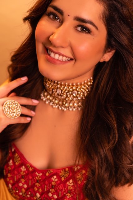 sekartweets's tweet photo. PR:  .@RaashiKhanna 's ravishing look for  #TeluguBiggBoss3 finale to promote her Telugu film #PratiRojuPandaage 

@proyuvraaj @UVCommunication https://t.co/h2fWxIIBI9