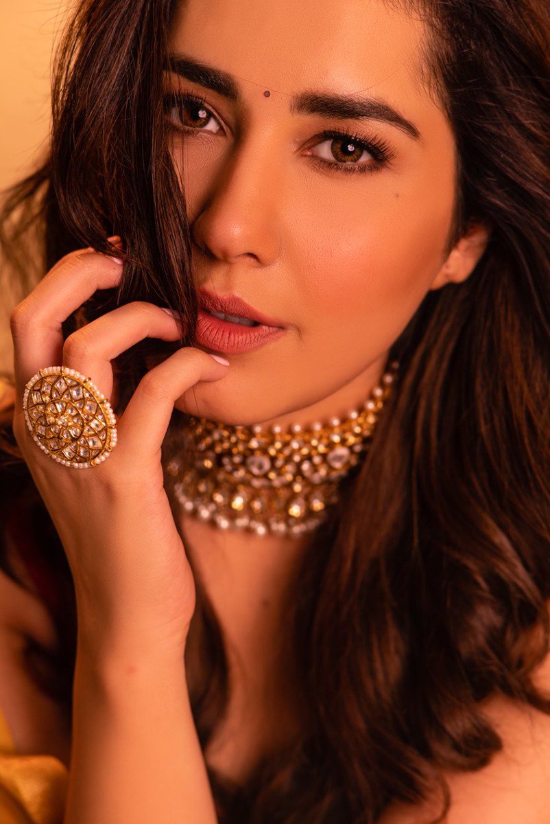 sekartweets's tweet photo. PR:  .@RaashiKhanna 's ravishing look for  #TeluguBiggBoss3 finale to promote her Telugu film #PratiRojuPandaage 

@proyuvraaj @UVCommunication https://t.co/h2fWxIIBI9