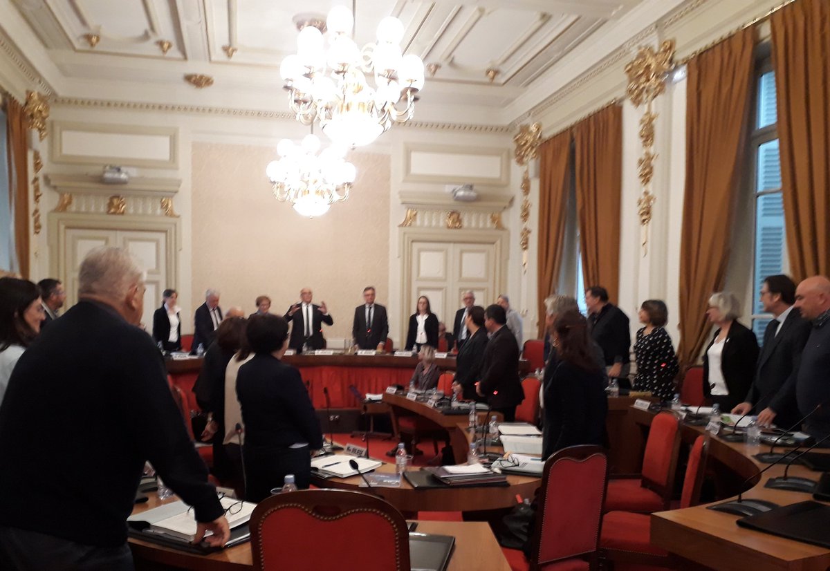 htesavoiepresse's tweet image. #AutonomieFinancière : à l&apos;invitation de #ChristianMonteil l&apos;Assemblée du @Dep_74 s&apos;est levée pour denoncer la #reforme de la fiscalité locale qui prévoit le transfert de la taxe foncière (TFPB) aux communes et fragilise ainsi les #Départements qui perdront tout pouvoir de taux