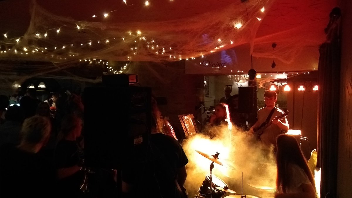 rock2theflow's tweet image. A great weekend at The Golden Fleece (Birkenshaw) and The Oddfellows Arms (Bradford).

#LiveMusic #Bradford #Birkenshaw #Idle #Greengates

@mattcbrad 
@ItsInBradford 
@Bradford_Gigs 
@Yorkshire_Gigs