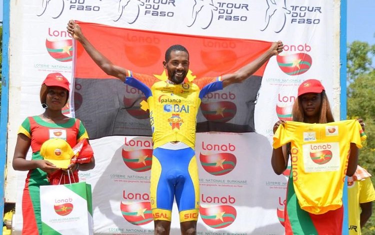 EIhhyF-XYAEdGP2?format=jpg&name=900x900