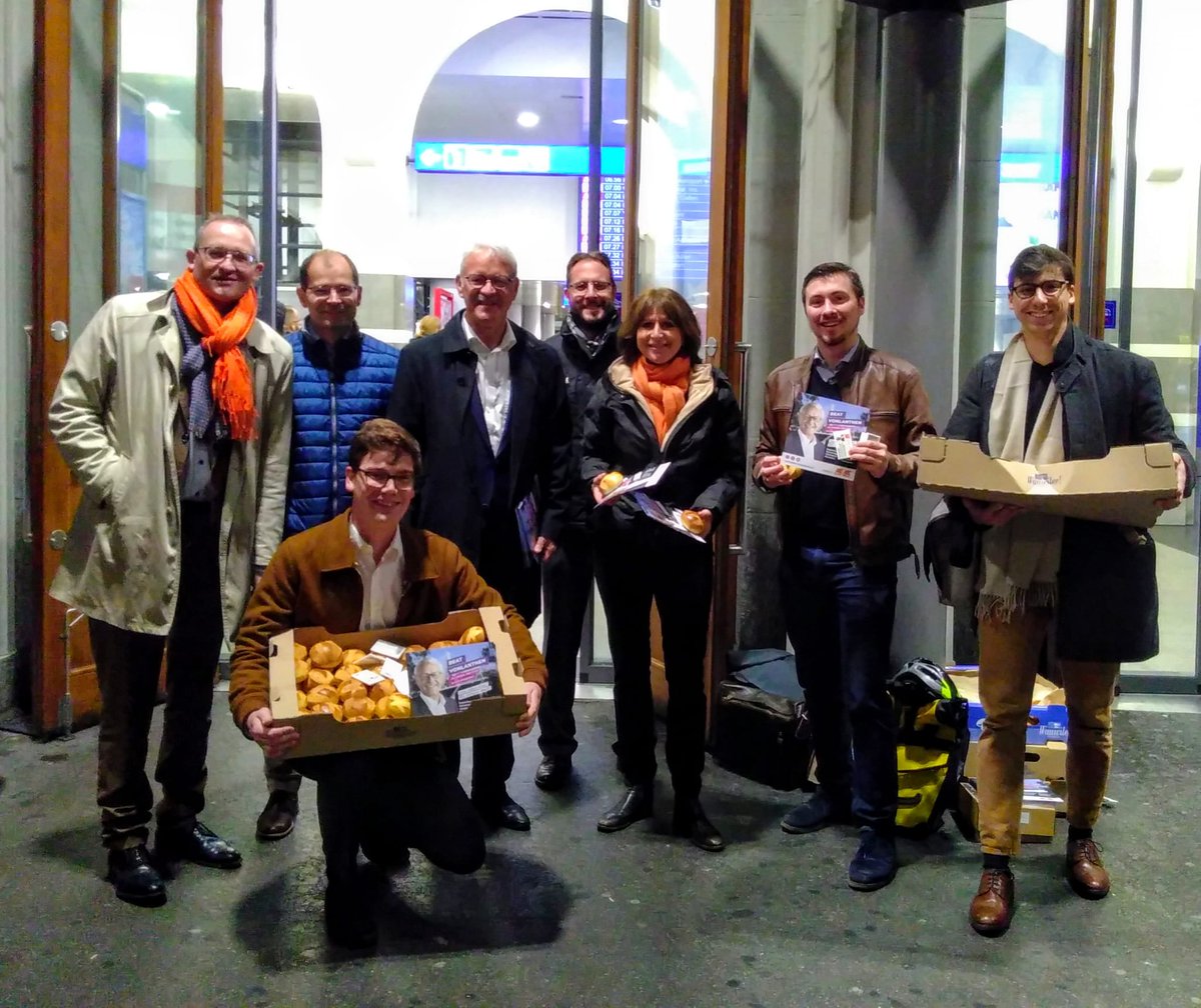 Das #TeamOrange war heute Morgen am Bahnhof #Freiburg, um unseren bisherigen #Ständerat <a href="/Beat_Vonlanthen/">Beat Vonlanthen</a> kräftig zu unterstützen. / Le #TeamOrange était ce matin à la gare de #Fribourg pour soutenir notre conseiller aux Etats sortant <a href="/Beat_Vonlanthen/">Beat Vonlanthen</a>.