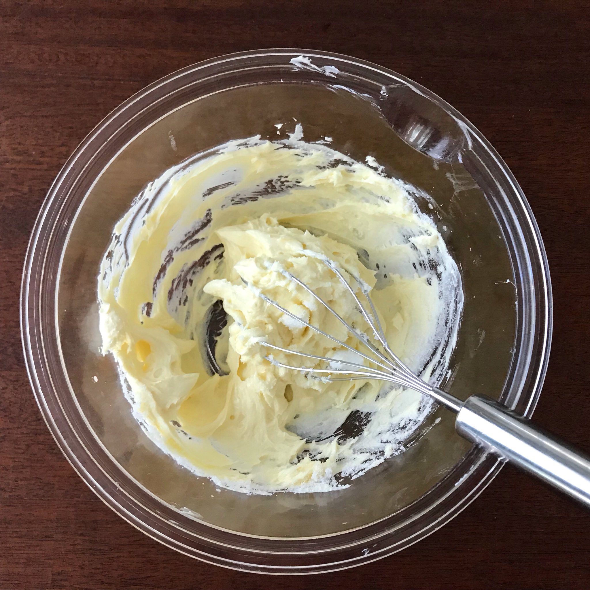 山本ゆり Syunkon レンジは600w 柔らかくしたクリームチーズ0gを練り 砂糖大さじ5 溶き卵1個 生クリーム100ml 薄力粉 あればレモン汁各大さじ1 を順に少しずつ入れ つど泡立て器でよーく混ぜる オーブン用シートを敷いた型に流しラップ無し4