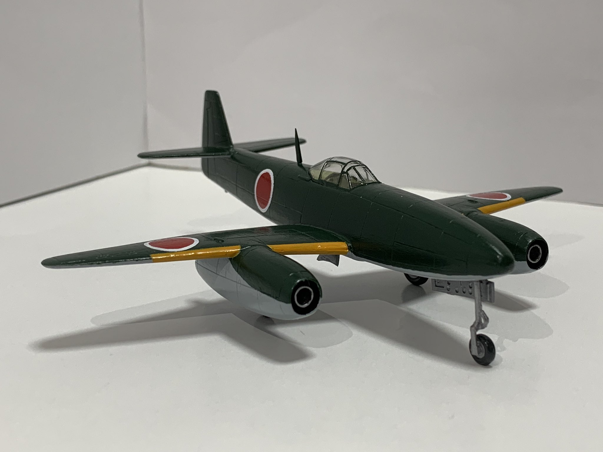 ク3501提督 Na Twitteru Azモデル 1 72 橘花 完成しました 旧日本軍がドイツのme262を参考に作り上げたジェット機です 実機はテスト中に終戦を迎え 活躍の場はありませんでした キットは海外製のもの特有の全然組みやすくない方のやつでした T Co