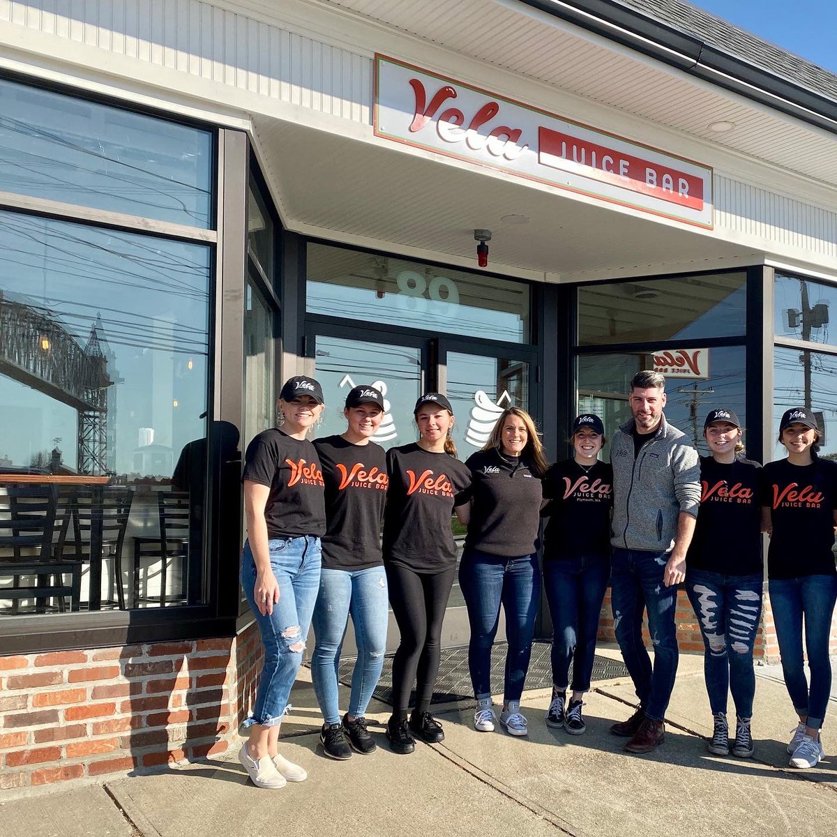 VelaJuiceBar's tweet photo. OPENING DAY IN BUZZARDS BAY! ✌️❤️🍎🎉 #velajuicebar #buzzardsbay #grandopening #heythatrhymes https://t.co/yfnBI6oVbv