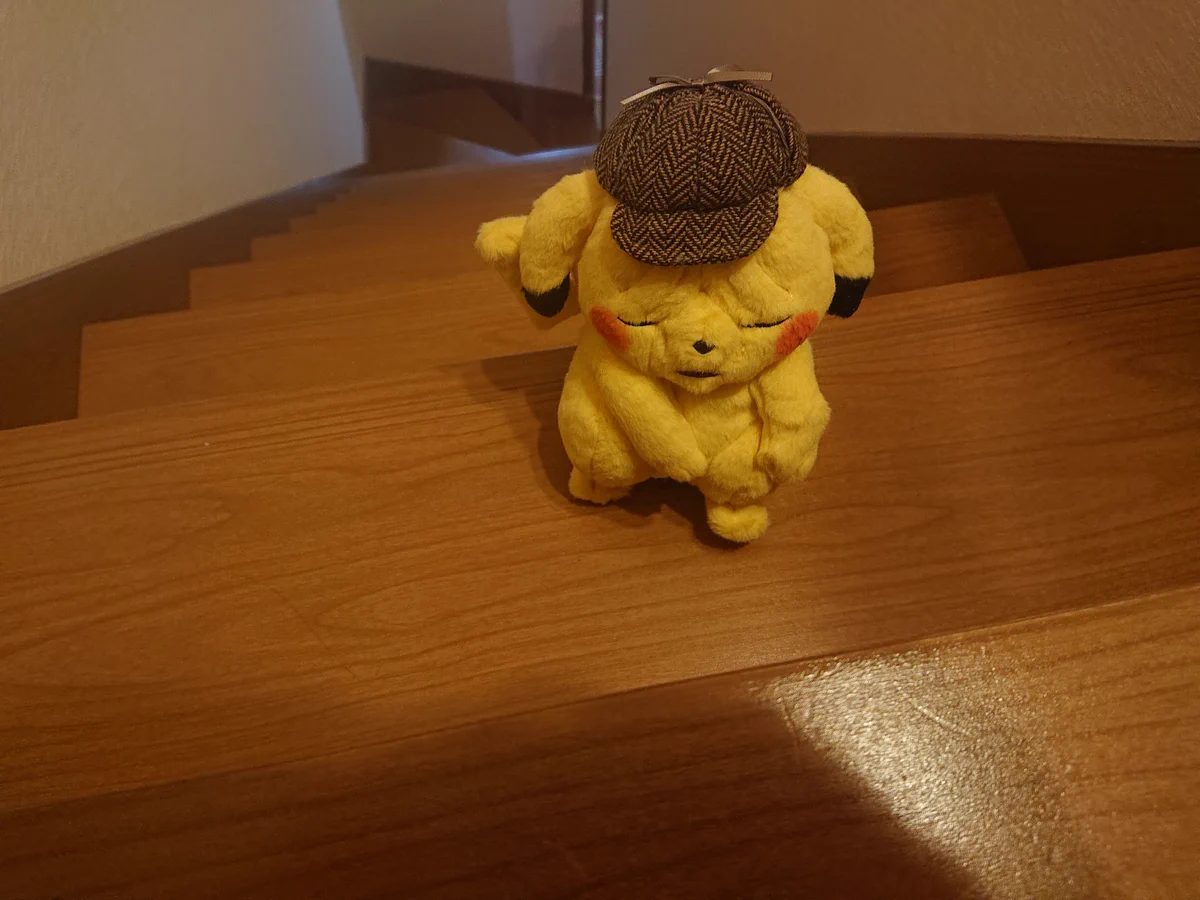 めちゃくちゃしんどそうwwwしわしわピカチュウを階段へ置いてみた結果www
