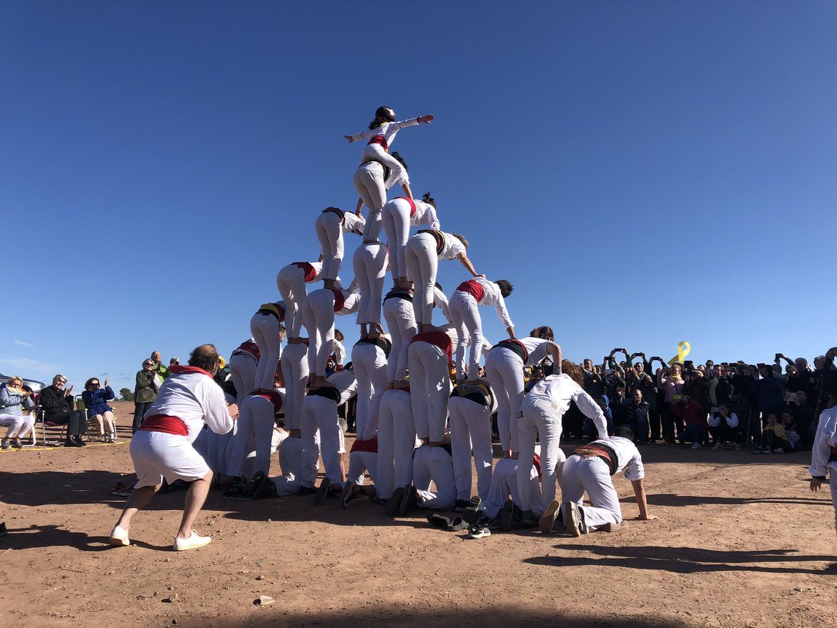 Llibertatmusica's tweet photo. Ahir diumenge, acabada l’actuació musical, els @FalconsdeMalla i els @falconscastellc ens van deleitar amb les seves figures! https://t.co/SoeXyE7JJW
