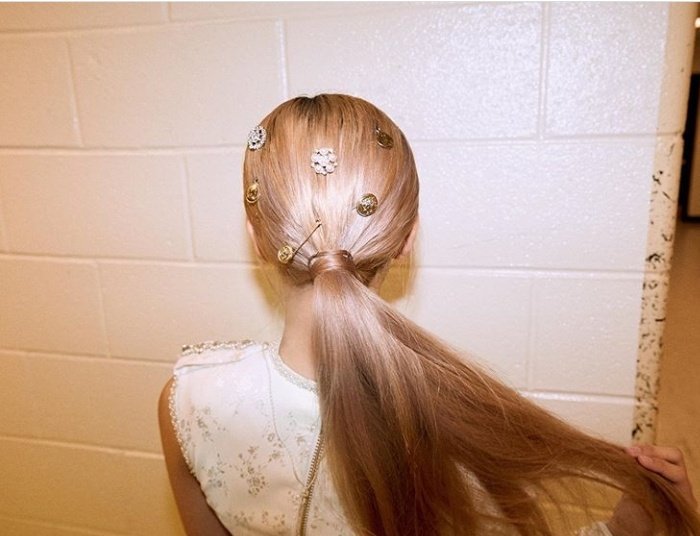 Rosbp7's tweet photo. Such a beautiful hair 😍 #ROSE #roses_are_rosie #RoseSOLO #StayStrongRose #beutifulgirl #BLACKPINKCOMEBACK #BLACKPINK #BLINK #LISA #JennieKim #Kimjisoo https://t.co/os9jHCmSEb