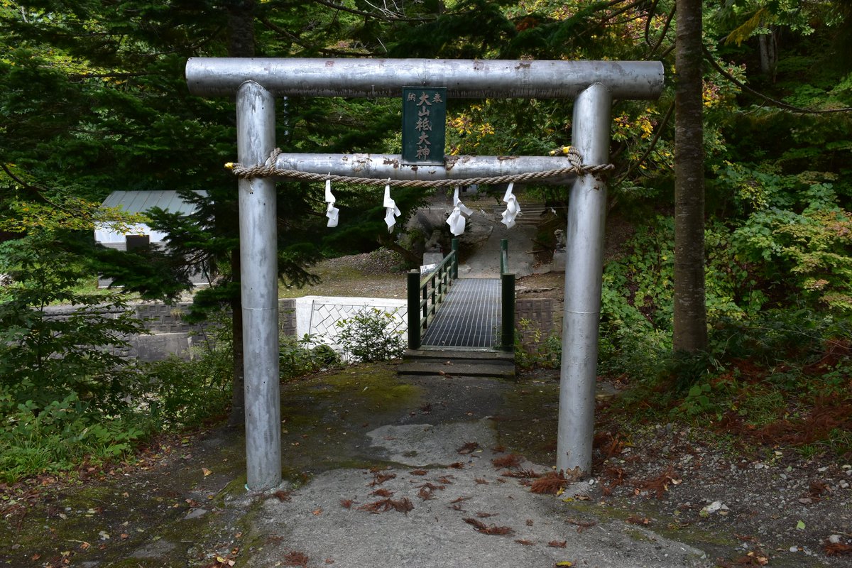かわうそ 青森心霊スポットツアー 青森市 月光の滝 濱田松實が神のお告げにより発見したとする滝 現在は宗教団体が管理しており 肉を食べた者は入るべからず の看板がただならぬ雰囲気を放っている 手前の橋付近で発光体の目撃情報がある