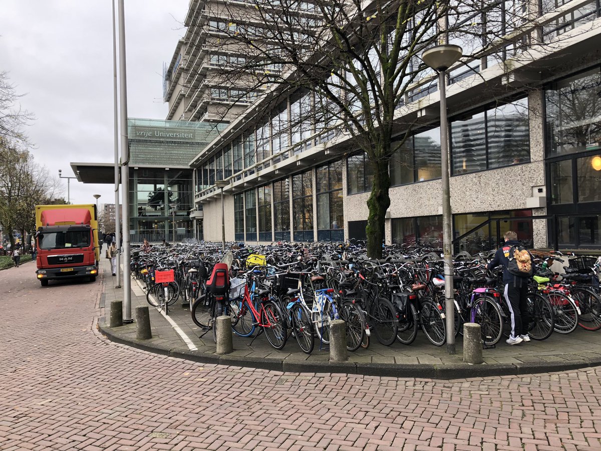 A Amsterdam le stationnement vélo pose problème: les trottoirs débordent. Donc on vous montre partout où vous pouvez (et devez) vous garer.