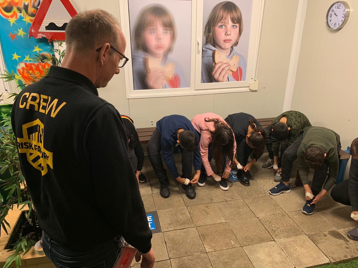 We zijn vandaag weer begonnen met het vuurwerkscenario!🎉 Door dit scenario ervaren kinderen wat de gevolgen kunnen zijn als er iets mis gaat bij het afsteken van vuurwerk. Veters strikken met één hand is toch lastiger dan gedacht😉 #vuurwerk #veiligheid #scenario