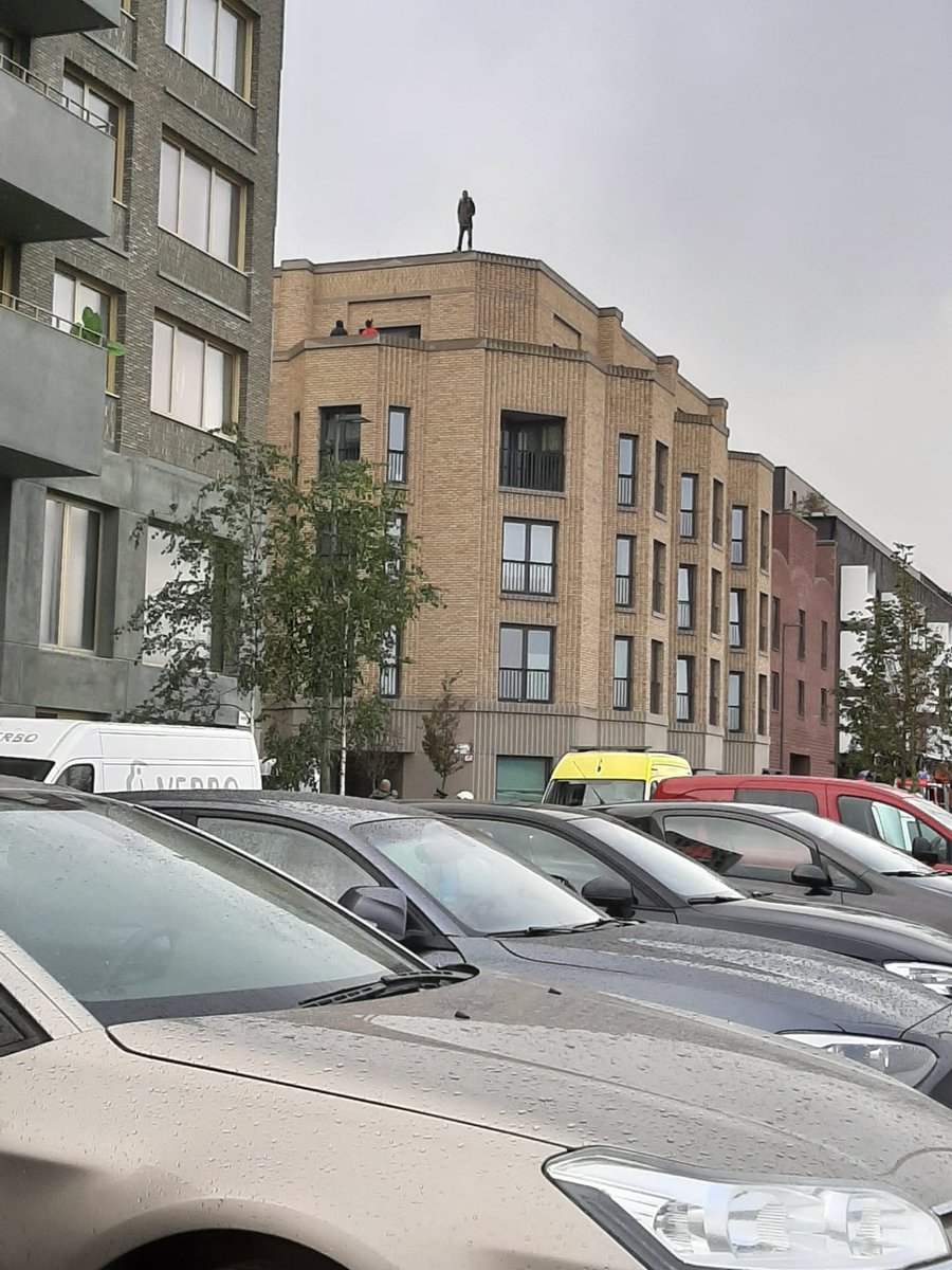 SvenRiske's tweet photo. Man op het dak, die is een beetje te vroeg. Of sleutel vergeten 🤔 Hopelijk loopt alles goed af @PZAntwerpen. #gijzeling #madrasstraat #Antwerpen #bovencreche https://t.co/m0HomVJ2et